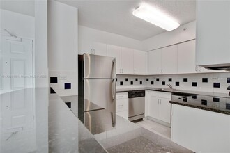 1500 Bay Rd, Unit N-0807 in Miami Beach, FL - Building Photo - Building Photo