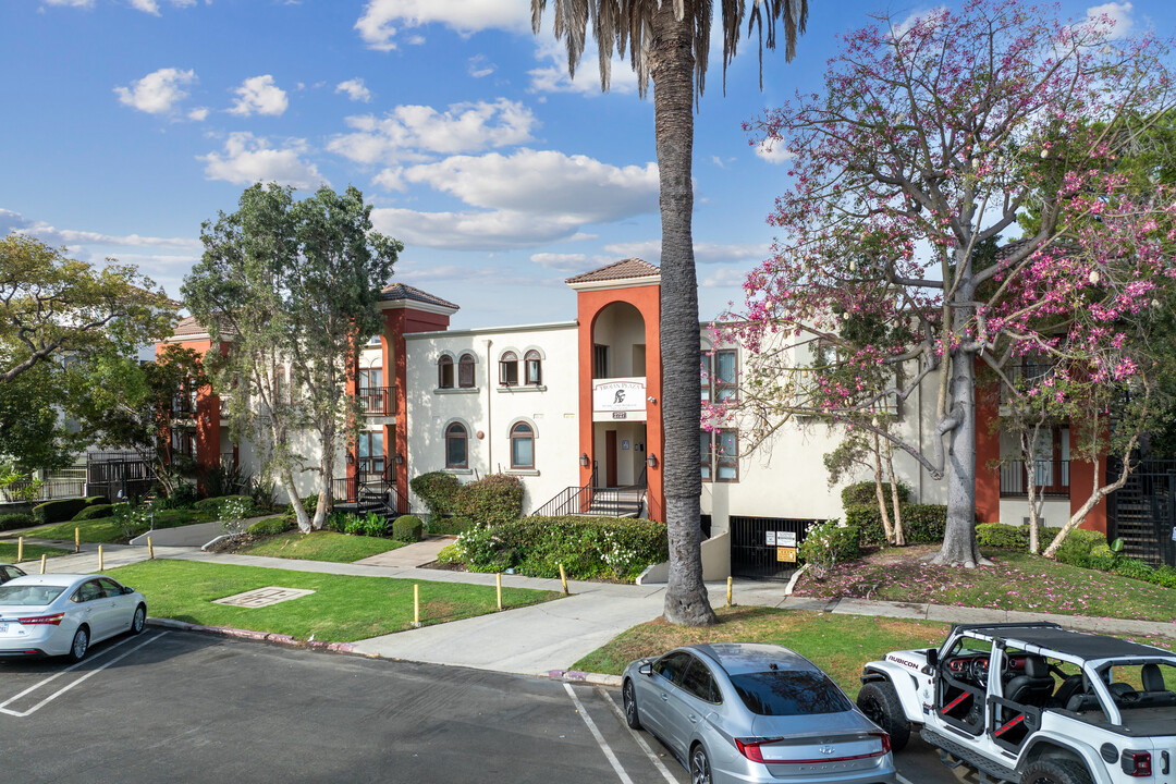 Trojan Plaza in Los Angeles, CA - Building Photo