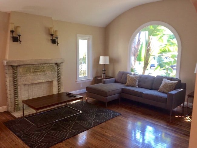 1350 S Curson Ave in Los Angeles, CA - Building Photo - Building Photo
