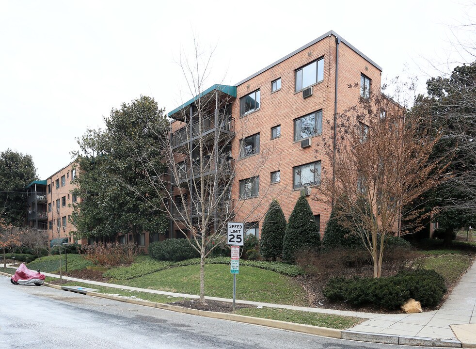 2325 42nd St NW in Washington, DC - Foto de edificio