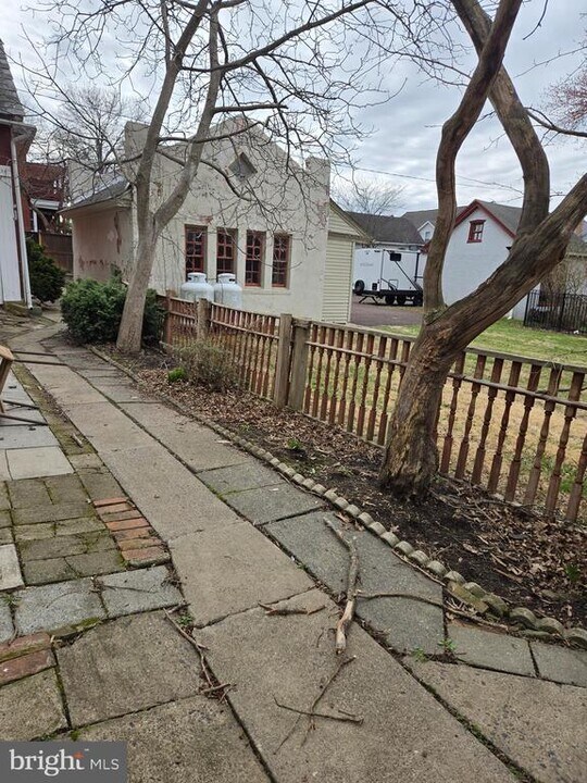 102 W Broad St in Souderton, PA - Building Photo