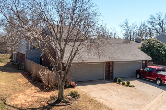 12216 Greenlea Chase W in Oklahoma City, OK - Building Photo - Building Photo