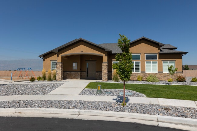 Eagle Heights Village in Eagle Mountain, UT - Foto de edificio - Building Photo