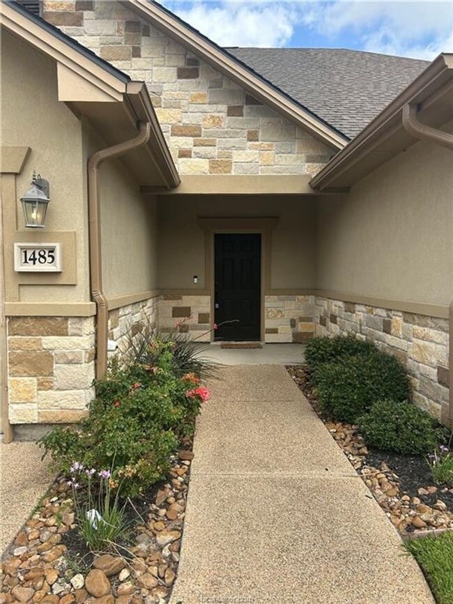 AUGUST MOVE IN!! Beautiful 3 Bedroom Townhome Available for Lease! in College Station, TX - Building Photo - Building Photo