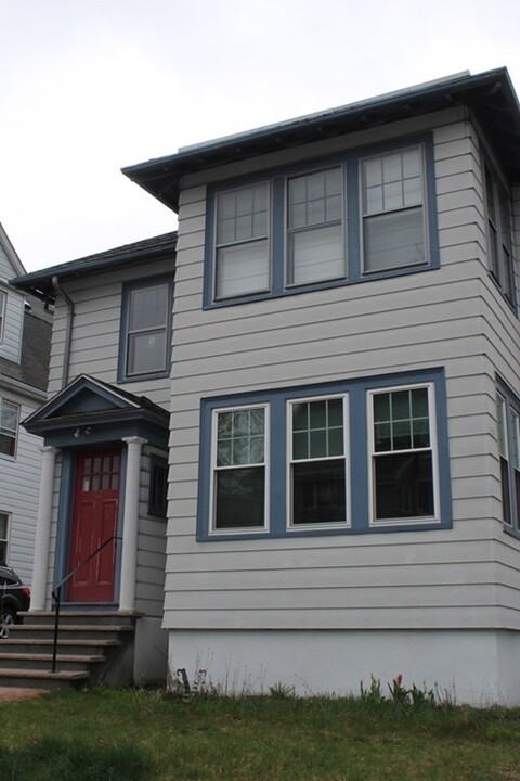 47 Berwick St, Unit 2 in Belmont, MA - Foto de edificio