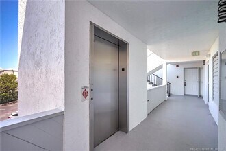 390 NE Edgewater Dr in Stuart, FL - Building Photo - Building Photo
