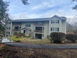 24 Parkwood Dr, Unit 203 in Augusta, ME - Foto de edificio - Building Photo