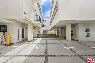 10963 Calvert St in Los Angeles, CA - Building Photo - Building Photo