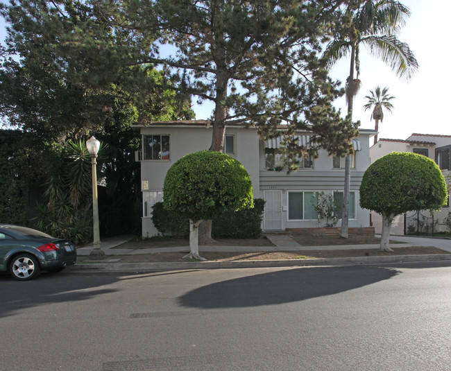 1972 N Kenmore Ave in Los Angeles, CA - Foto de edificio - Building Photo