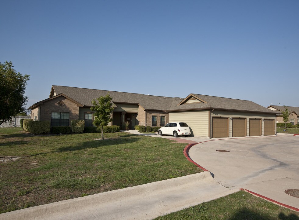 Home Towne at Picadilly in Pflugerville, TX - Foto de edificio