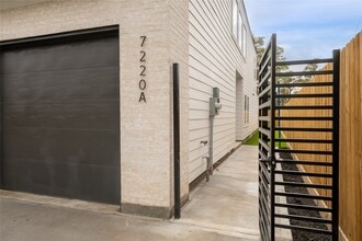 7220 S Hall St in Houston, TX - Building Photo - Building Photo
