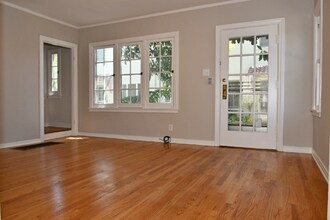 1834 Normandie Ave in Los Angeles, CA - Foto de edificio - Building Photo