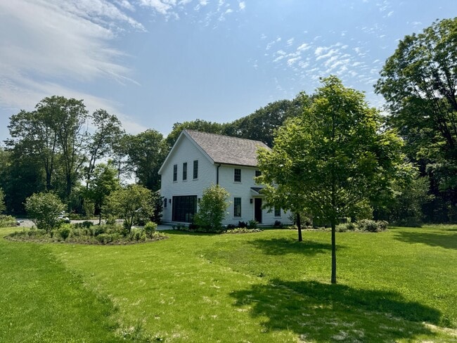 24 Old Roxbury Rd in Roxbury, CT - Building Photo - Building Photo