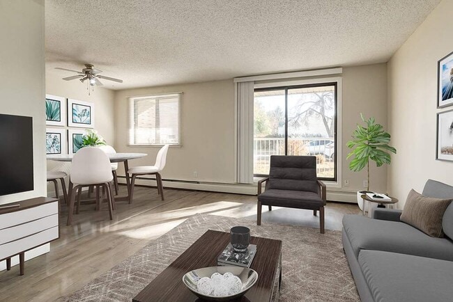 Hudson Court in Edmonton, AB - Building Photo - Building Photo