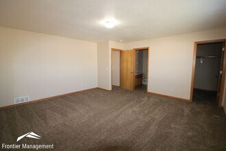 908-910 Jackalope Ct in Junction City, KS - Building Photo - Building Photo