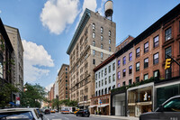 717 Madison Avenue in New York, NY - Foto de edificio - Building Photo