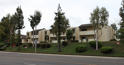 WOODCREST APARTMENTS in Rowland Heights, CA - Foto de edificio - Building Photo