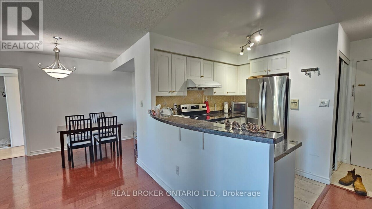 7 Lorraine Dr in Toronto, ON - Building Photo