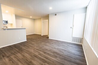 5302 Colodny Ave in Agoura Hills, CA - Foto de edificio - Interior Photo