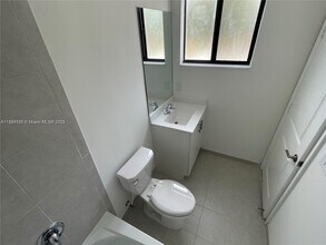 883 NE 211th St in North Miami Beach, FL - Building Photo - Building Photo