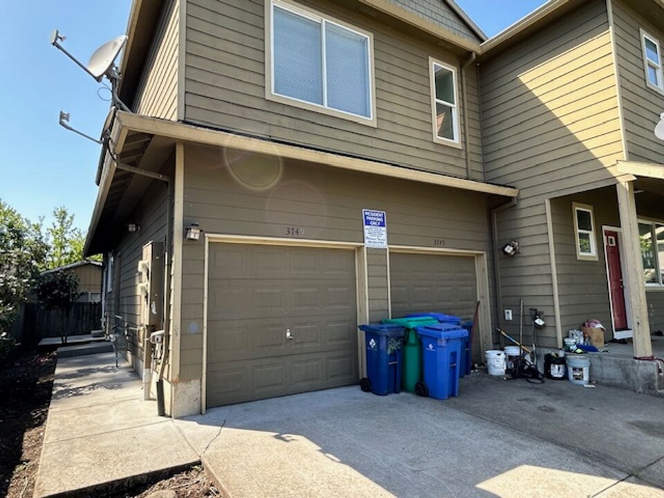 3745-3749-3749 SE 127th Pl in Portland, OR - Building Photo