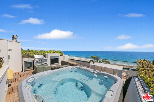 22065 Pacific Coast Hwy in Malibu, CA - Foto de edificio - Building Photo