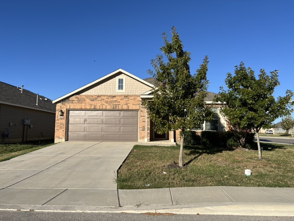 10587 Penelope Way in Converse, TX - Building Photo