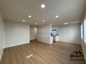 5461 Kester Ave in Los Angeles, CA - Building Photo