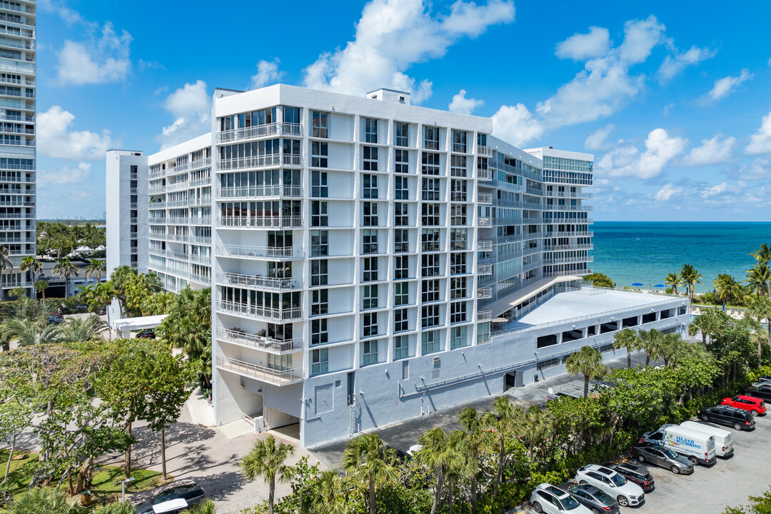 Mar Azul Condominium in Key Biscayne, FL - Building Photo