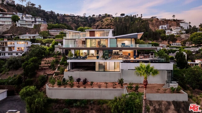 8368 Hollywood Blvd in Los Angeles, CA - Building Photo - Building Photo
