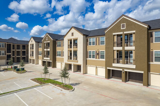 Grand Bay Apartments in Baytown, TX - Building Photo - Building Photo