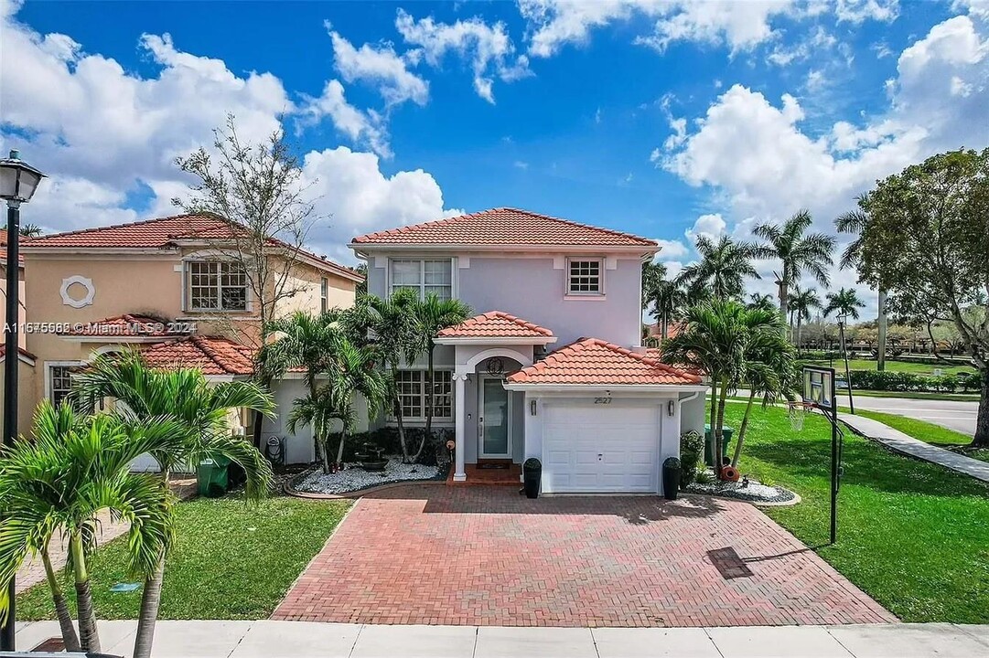 2527 SW 153rd Pl in Miami, FL - Foto de edificio