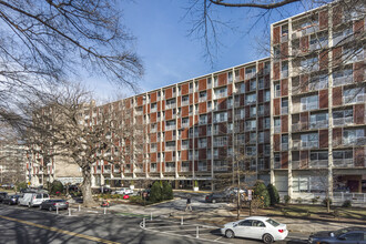 Potomac Place Tower in Washington, DC - Building Photo - Primary Photo