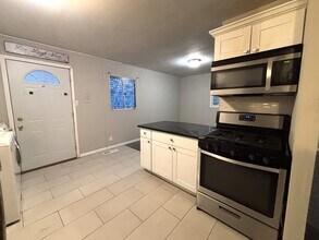 140 Hickory Dr in Carpentersville, IL - Building Photo - Building Photo