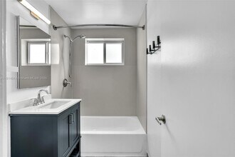 9200 E Bay Harbor Dr in Bay Harbor Islands, FL - Foto de edificio - Building Photo