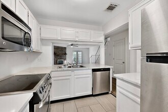 46 Abbey Rd in Euless, TX - Foto de edificio - Building Photo