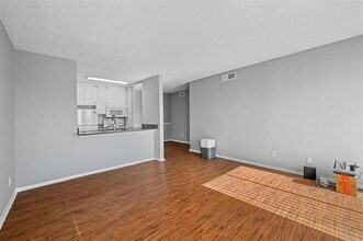 1810 N Garrett Ave in Dallas, TX - Foto de edificio - Building Photo