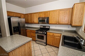 2565 N Madre Grande St in Las Vegas, NV - Foto de edificio - Building Photo