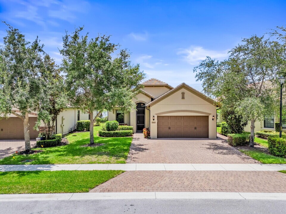 3561 Florence St in Wellington, FL - Building Photo