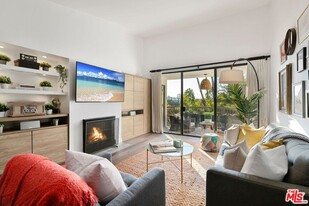 911 Kings Rd in West Hollywood, CA - Building Photo