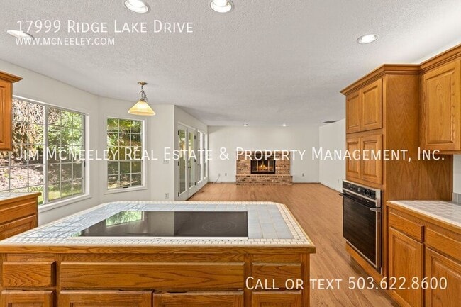 17999 Ridge Lake Dr in Lake Oswego, OR - Building Photo - Building Photo