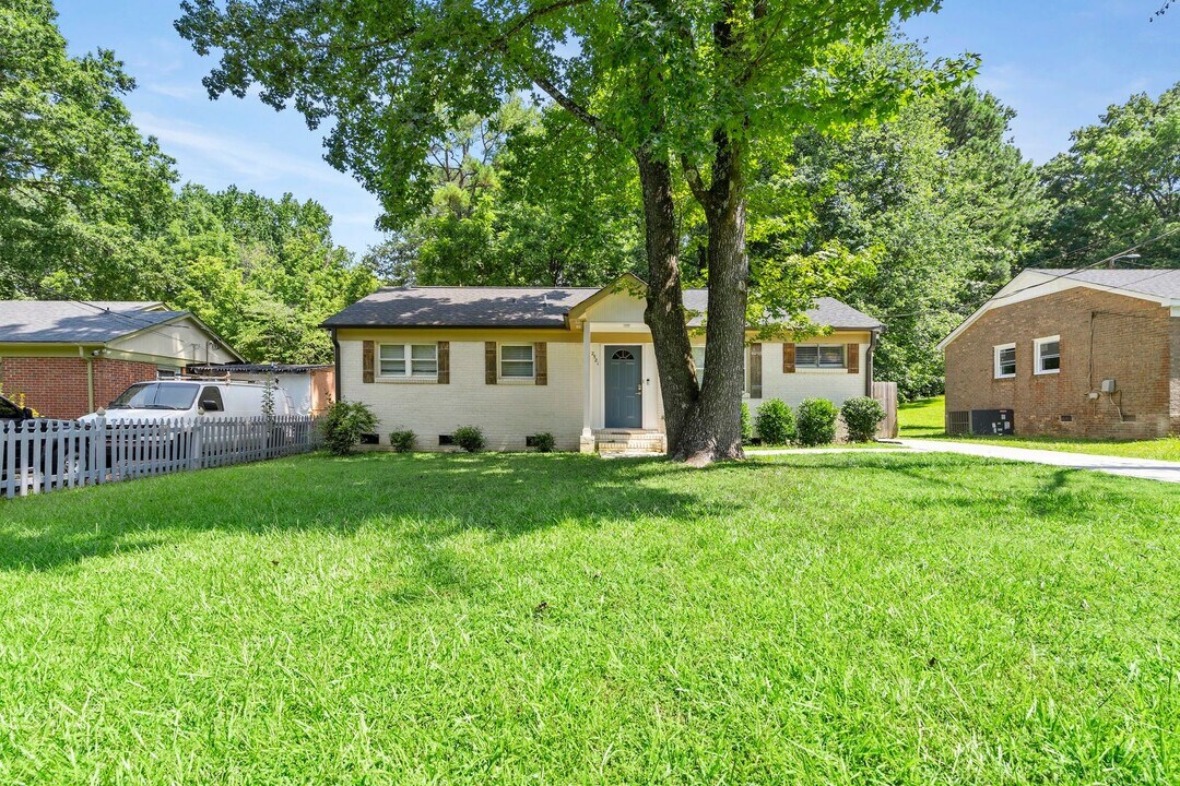 2521 Dora Dr in Charlotte, NC - Building Photo