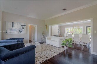 8500 SW 70th St in Miami, FL - Building Photo - Building Photo