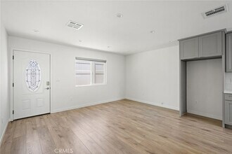 6930 Enfield Ave, Unit 9117 in Los Angeles, CA - Building Photo - Building Photo