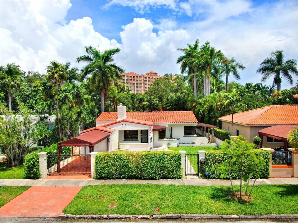 1027 SW 22nd St in Miami, FL - Building Photo