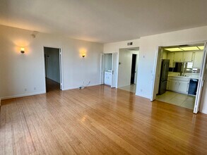321 S San Vicente Blvd, Unit #805 in Los Angeles, CA - Foto de edificio - Building Photo