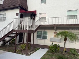 9009 Tudor Dr in Tampa, FL - Building Photo