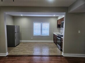 3040 N Cicero Ave in Chicago, IL - Building Photo - Building Photo