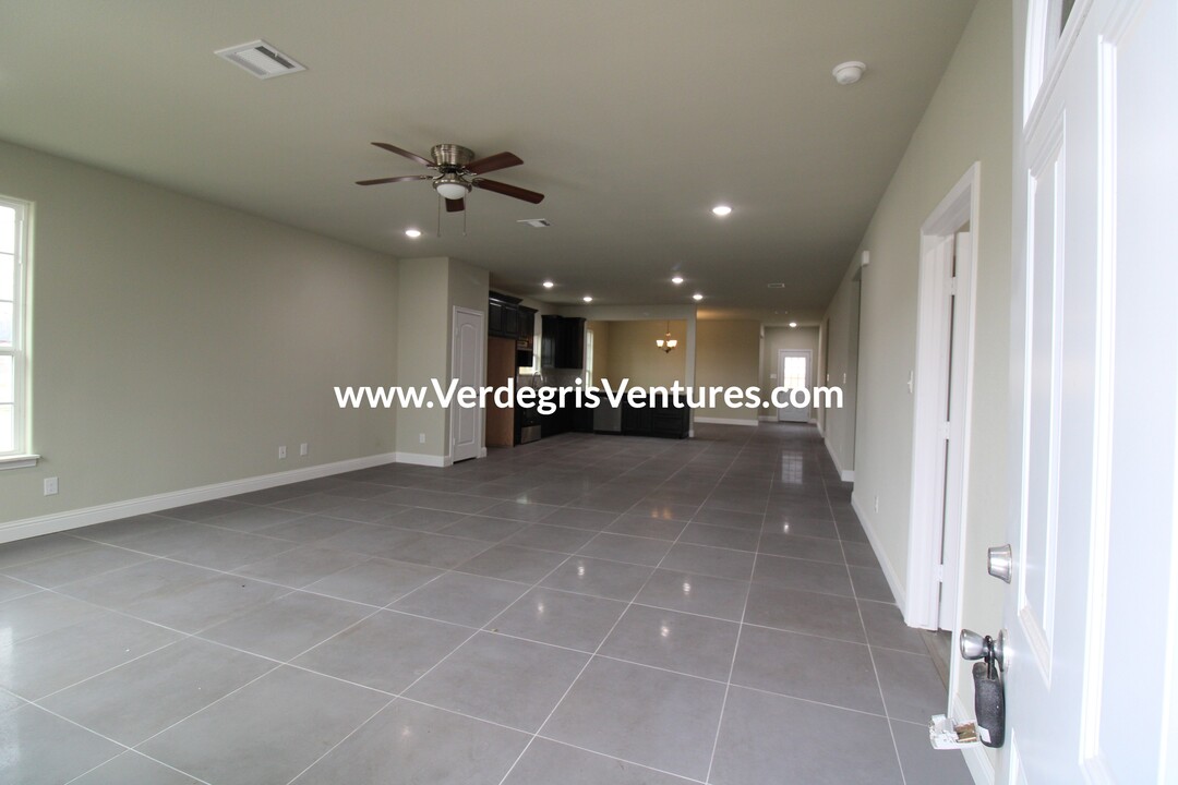 707 N Brazos Ave in Cleburne, TX - Building Photo