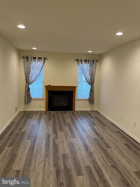 107 Warwick Rd in West Windsor Township, NJ - Foto de edificio